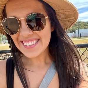 Meet your posher, Rachel!